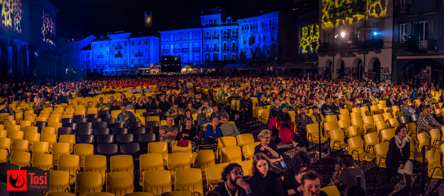 il pubblico in Piazza Grande a Locarno @ Tosi Photography il pubblico in Piazza Grande a Locarno - Photo: Tosi Photography