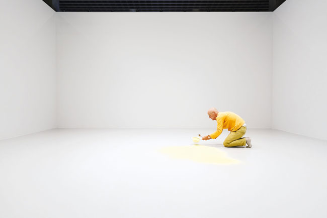Wolfgang Laib durante l’allestimento dell’opera Polline di pino © 2017 Hartmut Nägele Wolfgang Laib durante l’allestimento dell’opera Polline di pino © 2017 Hartmut Nägele