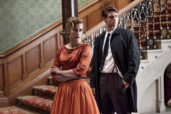 Stefanie Martini e Max Irons in Mistero a Crooked House - Photo: Courtesy of Videa Stefanie Martini e Max Irons in Mistero a Crooked House - Photo: Courtesy of Videa