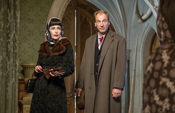 Gillian Anderson e Julian Sands in Mistero a Crooked House - Photo: Courtesy of Videa Gillian Anderson e Julian Sands in Mistero a Crooked House - Photo: Courtesy of Videa