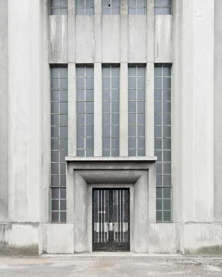 Una foto di Mathieu Mathieu Bernard-Reymond in mostra; soglia (Kembs) dalla serie "Transform: Power", 2015 © Mathieu Bernard-Reymond una foto di MATHIEU BERNARD-REYMOND in mostra alla Biennale Foto