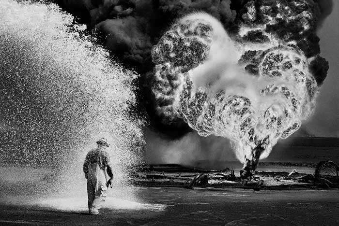 Spray chimici proteggono un pompiere dal calore delle fiamme. Pozzi di petrolio, Greater Burhan, Kuwait, 1991 © Sebastião Salgado / Amazonas Images/ Contrasto Kuwait un deserto in fiamme - Spray chimici proteggono un pompiere dal calore delle fiamme. Pozzi di petrolio, Greater Burhan, Kuwait, 1991(c) Sebastião Salgado / Amazonas Images/ Contrasto