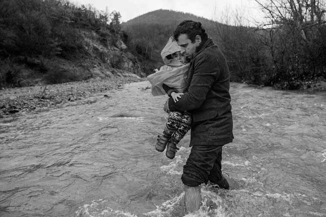 James Nachtwey, Un uomo attraversa i campi al confine con la Serbia, 2015 © James Nachtwey James Nachtwey, Un uomo attraversa i campi al confine con la Serbia, 2015 © James Nachtwey