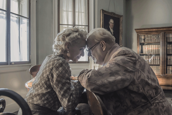 Gary Oldman e Kristin Scott Thomas sono Winston e Clementine Churchill nel film L’ora più buia © 2017 FOCUS FEATURES LLC. ALL RIGHTS RESERVED. Gary Oldman e Kristin Scott Thomas sono Winston e Clementine Churchill ne L’ora più buia - Photo: courtesy of Universal Pictures