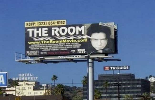 Tommy Wiseau nel cartellone pubblicitario del film The Room (2003) the-disaster-artist_the-room-billboard-add