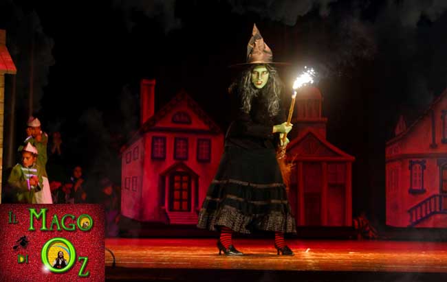 Una scena del musical Il Mago di Oz: la terribile Strega dell'Ovest arrabbiata perchè qualcuno ha ucciso sua sorella, la perfida Strega dell' Est Una scena del musical Il Mago di Oz: La terribile Strega dell'Ovest arrabbiata perchè qualcuno ha ucciso sua sorella, la perfida Strega dell' Est