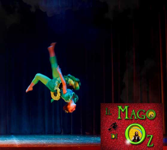 Una scena del musical Il Mago di Oz: una splendida ballerina acrobata a testa in giù, "Nel Regno di Oz" Una scena del musical Il Mago di Oz: una splendida ballerina acrobata a testa in giù, "Nel Regno di Oz"