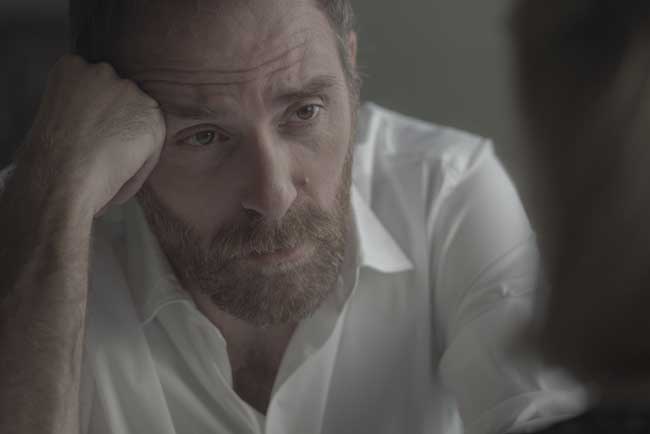 Valerio Mastandrea nel film The Place - Photo: Maria Marin Valerio Mastandrea nel film The Place - Photo: Maria Marin