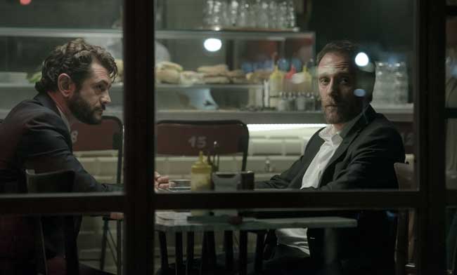 Vinicio Marchioni e Valerio Mastandrea nel film The Place - Photo: Maria Marin Vinicio Marchioni e Valerio Mastandrea nel film The Place - Photo: Maria Marin