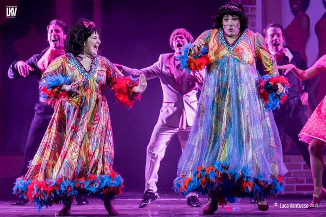 Mary La Targia è Tracy e Giampiero Ingrassia è la madre Edna nel musical Hairspray © Luca Vantusso Mary La Targia è Tracy e Giampiero Ingrassia è la madre Edna nel musical Hairspray © Luca Vantusso