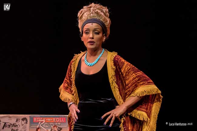 Helen Tesfazghi alias Motormouth Maybelle nel musical Hairspray © Luca Vantusso Helen Tesfazghi alias Motormouth Maybelle nel musical Hairspray © Luca Vantusso