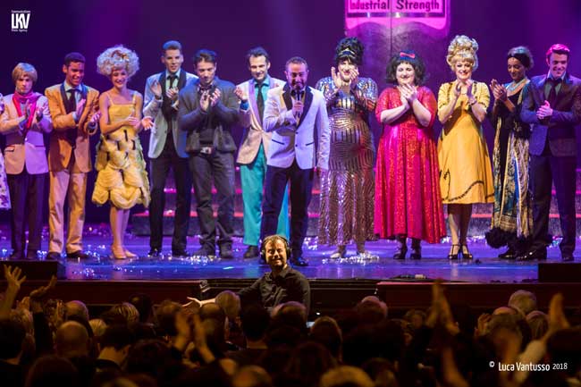 il cast del musical Hairspray sul palco del Teatro Nuovo al termine della 2a serata © Luca Vantusso il cast del musical Hairspray sul palco del Teatro Nuovo al termine della 2a serata © Luca Vantusso