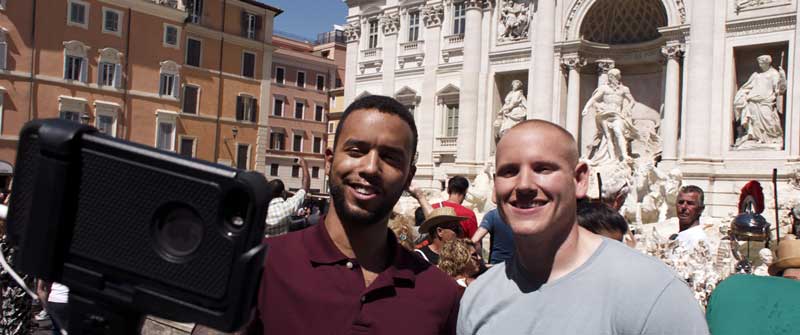 ANTHONY SADLER e SPENCER STONE in una scena di Ore 15:17 Attacco al treno - Photo: courtesy of Warner Bros. Pictures ANTHONY SADLER e SPENCER STONE in una scena di Ore 15:17 Attacco al treno - Photo: courtesy of Warner Bros. Pictures