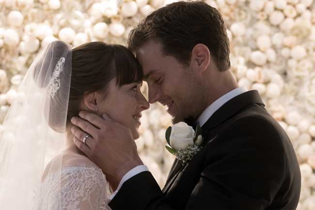 DAKOTA JOHNSON e JAMIE DORNAN in una scena di Cinquanta Sfumature di Rosso ©Universal Pictures DAKOTA JOHNSON e JAMIE DORNAN in una scena di Cinquanta Sfumature di Rosso © Universal Pictures.