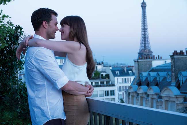 JAMIE DORNAN e DAKOTA JOHNSON in una scena di Cinquanta Sfumature di Rosso ©Universal Pictures JAMIE DORNAN e DAKOTA JOHNSON in una scena di Cinquanta Sfumature di Rosso ©Universal Pictures
