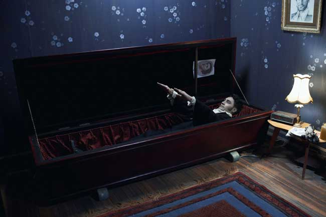 un’immagine del film Vita Da Vampiro (What We Do In The Shadows) – Photo: courtesy of Midnight Factory un’immagine del film Vita Da Vampiro (What We Do In The Shadows) – Photo: courtesy of Midnight Factory