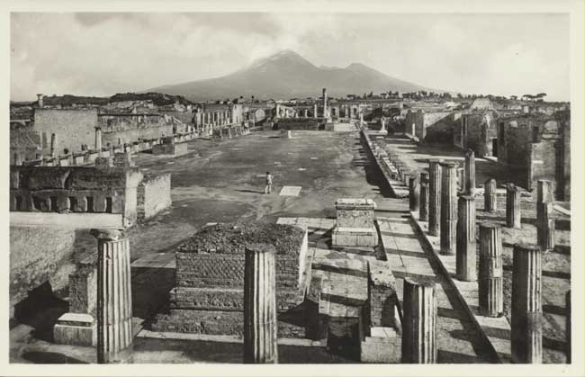 Pompei. Foro Civile - Panorama generale F.lli Alinari IDEA, 1910-1950 Cartolina-fotografia 9,1 x 14,2 cm Biblioteca del Museo Archeologico Nazionale, Napoli Ercolano e Pompei: F.lli Alinari, Pompei. Foro Civile