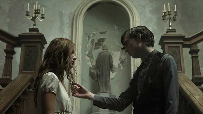 The Lodgers, Rachel (Charlotte Vega) e Edward (Bill Milner) - Photo: courtesy of M2 Pictures The Lodgers, Rachel (Charlotte Vega) e Edward (Bill Milner) - Photo: courtesy of M2 Pictures