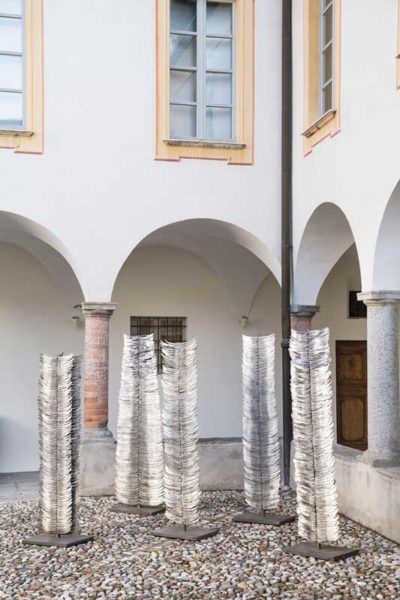 Alberi – Vele, 2000 - installazione con 10 elementi, scarti di ferro Archivio Franca Ghitti, Cellatica - Foto Stefano Spinelli Franca Ghitti Alberi - Vele Foto Stefano Spinelli