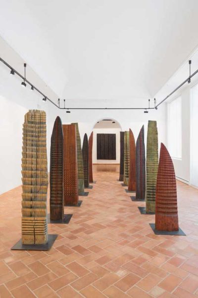 Bosco, s.d. installazione con 12 alberi, legno, ferro, colore Archivio Franca Ghitti, Cellatica Foto Stefano Spinelli Franca Ghitti, Bosco, s.d. Foto Stefano Spinelli