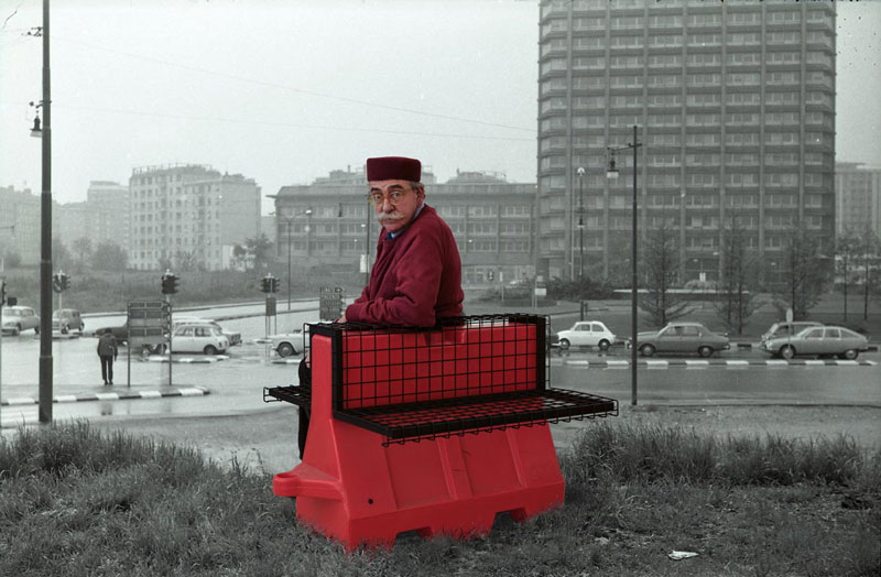 “Riconversione progettuale: barriera antiterrorismo / poltrona”, fotomontaggio, poltrona realizzata da riconversione di dissuasore stradale, misura 80x 40 h 60 cm, 2016/2017 ugo la pietra - riconversione progettuale