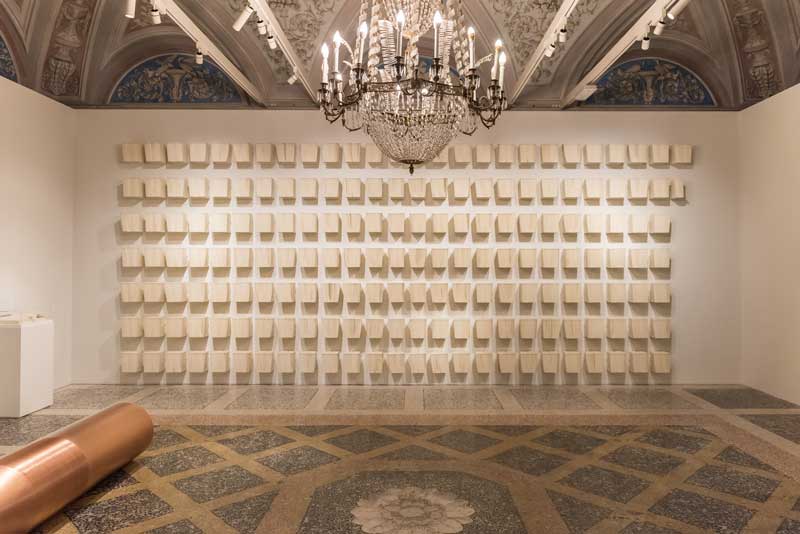 Joana Hadjithomas and Khalil Joreige Immagini Latenti, Diario di un Fotografo, 177 Giorni di Performance, 2015 354 copie del libro dell’artista stampato, 177 scaffali di metallo, e video a colori, con suono, 120 min., dimensioni variabili Solomon R. Guggenheim Museum, New York, Guggenheim UBS MAP Purchase Fund 2015.88 © Joana Hadjithomas and Khalil Joreige Veduta dell’installazione: Una Tempesta dal Paradiso: Arte Contemporanea del Medio Oriente e Nord Africa Galleria d’Arte Moderna, Milano, 11 aprile-17 giugno, 2018 © Solomon R. Guggenheim Foundation, 2018 Foto: Carlotta Coppo Joana Hadjithomas and Khalil Joreige Immagini Latenti, Diario di un Fotografo, 177 Giorni di Performance