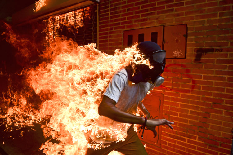 World Press Photo 2018, categoria Spot News © Ronaldo Schemidt, Agence France-Presse La Crisi del Venezuela World Press Photo 2018, categoria Spot News, Photo by Ronaldo Schemidt, Agence France-Presse La Crisi del Venezuela