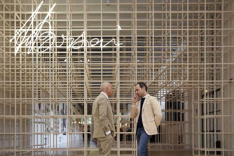 Norman Foster (a sinistra) e Tommaso Fantoni (a destra) davanti l'ingresso della mostra Osvaldo Borsani. Photo: courtesy of La Triennale Norman Foster (a sinistra) e Tommaso Fantoni (a destra) davanti l'ingresso della mostra Osvaldo Borsani. Courtesy of La Triennale