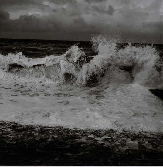 Balthasar Burkhard, La Vague, Normandie 01, 1995, Stampa alla gelatina d’argento 115 x115 cm - Museum Franz Gertsch, Burgdorf © Estate Balthasar Burkhard, 2018 Balthasar Burkhard, La Vague, Normandie 01, 1995, Stampa alla gelatina d’argento 115 x115 cm - Museum Franz Gertsch, Burgdorf © Estate Balthasar Burkhard, 2018