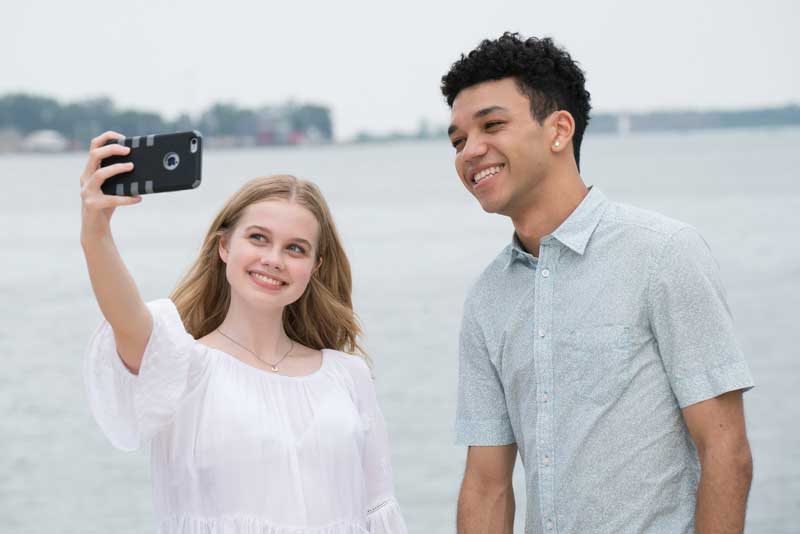 Angourie Rice e Justice Smith in una scena del film Ogni giorno - Photo: courtesy of Eagle Pictures Angourie Rice e Justice Smith in una scena del film Ogni giorno - Photo: courtesy of Eagle Pictures