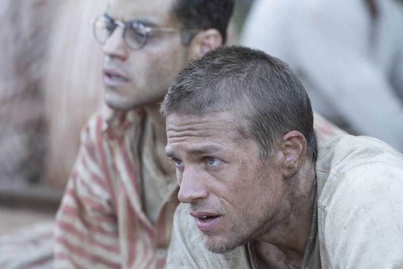 Rami Malek e Charlie Hunnam in una scena del film Papillon - Photo: courtesy of Eagle Pictures Rami Malek e Charlie Hunnam in una scena del film Papillon - Photo courtesy of Eagle Pictures