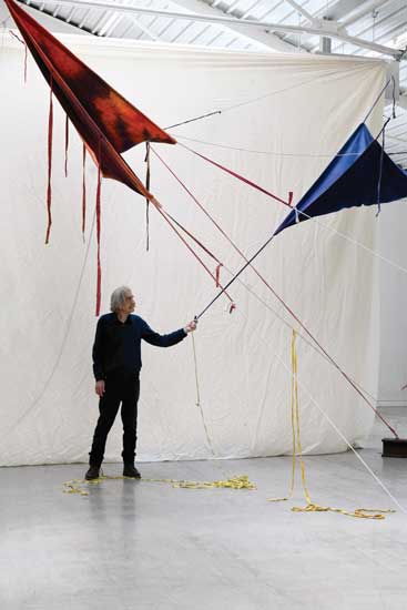Sandro Martini durante l’allestimento dell’installazione allo Spazio Officina a Chiasso - Foto di Carlo Pedroli / Chiasso, giugno 2018 Sandro Martini durante l’allestimento dell’installazione allo Spazio Officina a Chiasso, foto di Carlo Pedroli / Chiasso, giugno 2018
