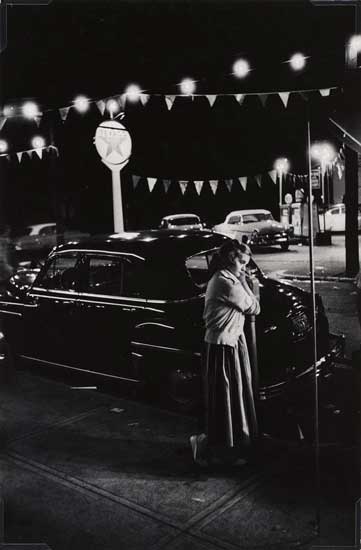 W. Eugene Smith, USA, 1918-1978 Ragazza accanto a un parchimetro, Camera di commercio di Shadyside, Walnut Street / Girl leaning on a parking meter, Shadyside Chamber of Commerce carnival, Walnut Street, 1955-1957 Stampa ai sali d’argento / gelatin silver print 33.66 x 22.22 cm Gift of the Carnegie Library of Pittsburgh, Lorant Collection. © W. Eugene Smith / Magnum Photos W. Eugene Smith, Ragazza accanto a un parchimetro