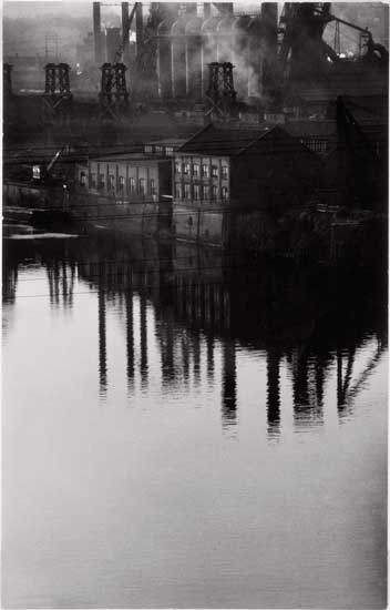 W.Eugene Smith, USA, 1918-1978 Deposito U.S. Steel, Rankin / U.S. Steel facility, Rankin, 1955-1957 Stampa ai sali d’argento / gelatin silver print 33.66 x 21.27 cm Gift of the Carnegie Library of Pittsburgh, Lorant Collection. © W. Eugene Smith / Magnum Photos W. Eugene Smith, U.S. steel facility