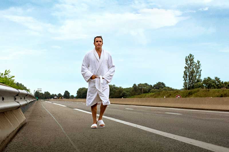 un’immagine del film I Feel Good con Jean Dujardin - Photo courtesy of Locarno Festival Jean Dujardin nel film I Feel Good - Photo courtesy of Locarno Festival