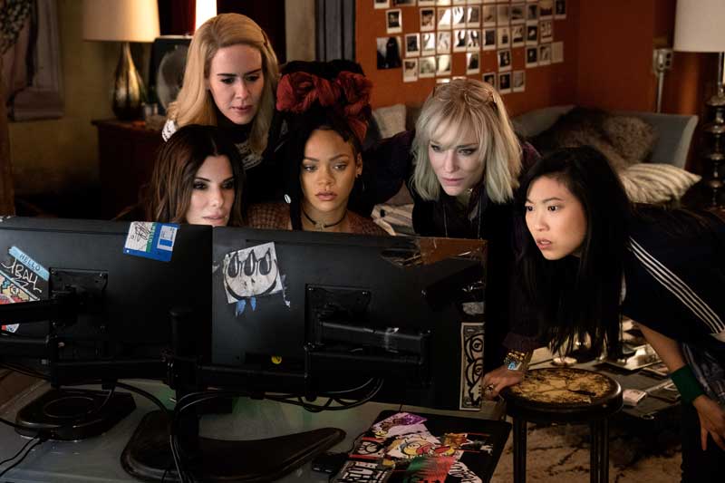 SANDRA BULLOCK (Debbie Ocean), SARAH PAULSON (Tammy), RIHANNA (Nine Ball), CATE BLANCHETT (Lou) e AWKWAFINA (Constance) nel film Ocean’s 8 - Photo Credit: Barry Wetcher una scena del film Ocean’s 8 - Photo Barry Wetcher