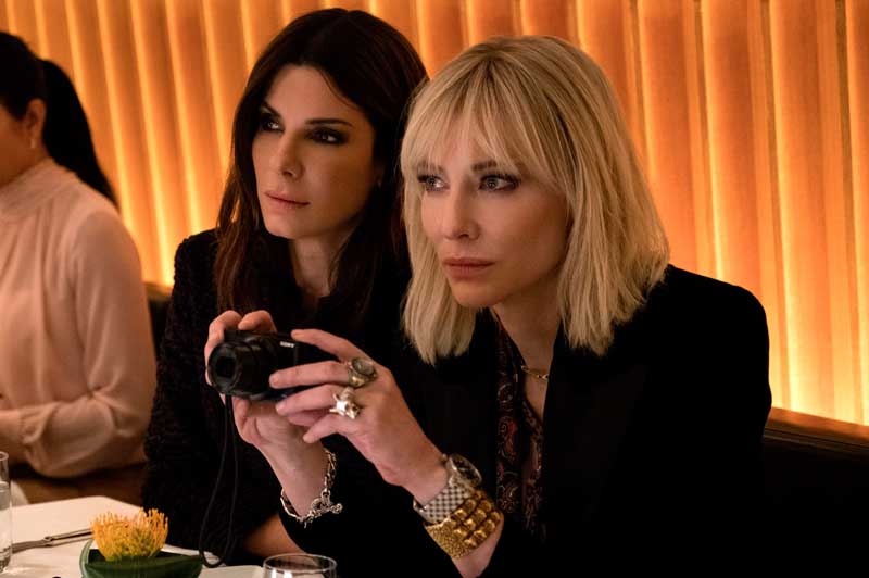 SANDRA BULLOCK (Debbie Ocean) e CATE BLANCHETT (Lou) nel film Ocean’s 8 - Photo Credit: Barry Wetcher Sandra Bullock e Cate Blanchett in Ocean’s 8 - Photo Barry Wetcher