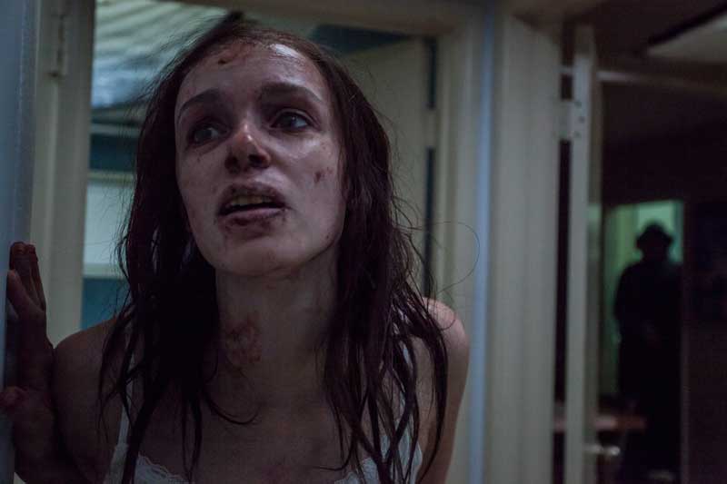 Alex Essoe in una scena del film Starry Eyes - Photo: courtesy of Midnight Factory Alex Essoe in una scena del film Starry Eyes - Photo: courtesy of Midnight Factory