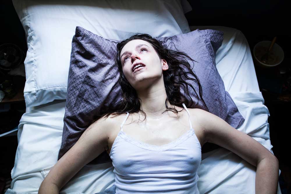 Alex Essoe in una scena del film Starry Eyes - Photo: courtesy of Midnight Factory Alex Essoe in una scena del film Starry Eyes - Photo: courtesy of Midnight Factory