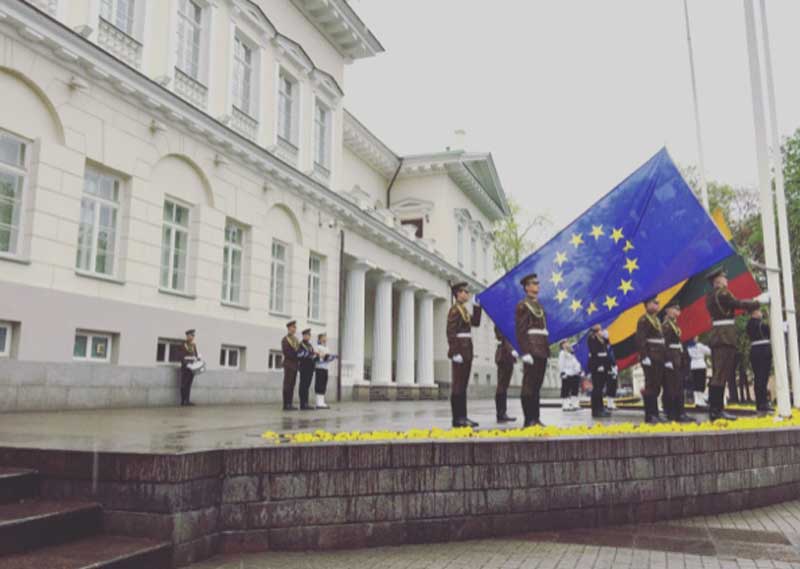 Palazzo Presidenziale di Vilnius durante il cambio delle bandiere - Photo © Anna Falciasecca Palazzo Presidenziale di Vilnius durante il cambio delle bandiere - Photo by Anna Falciasecca