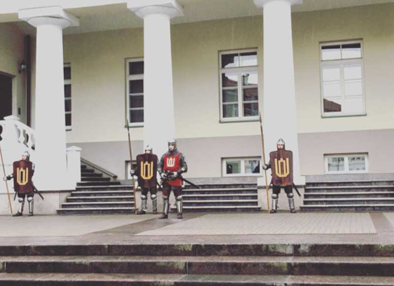 i cavalieri in armatura sui gradini del Palazzo Presidenziale di Vilnius - Photo © Anna Falciasecca i cavalieri in armatura sui gradini del Palazzo Presidenziale di Vilnius - Photo by Anna Falciasecca