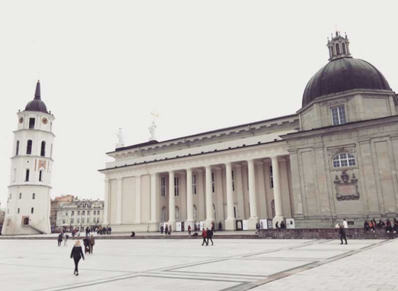 La piazza della Cattedrale di Vilnius - Photo © Anna Falciasecca La piazza della Cattedrale di Vilnius - Photo by Anna Falciasecca