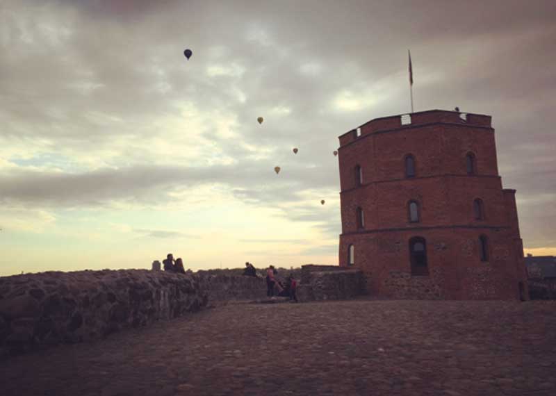 La Torre Gedimina di Vilnius al tramonto - Photo © Anna Falciasecca La Torre Gedimina di Vilnius al tramonto - Photo by Anna Falciasecca