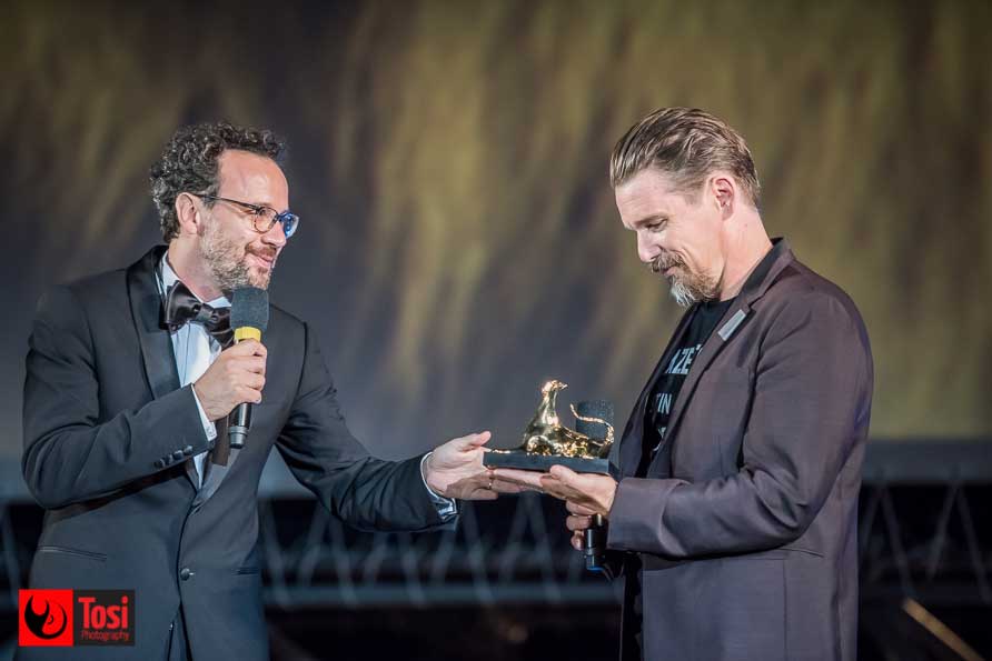 Carlo Chatrian consegna il pardo a Ethan Hawke in Piazza Grande a Locarno © Tosi Photography Carlo Chatrian consegna il pardo a Ethan Hawke in Piazza Grande a Locarno - Tosi Photography