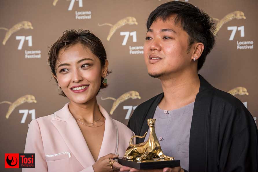 L’attrice Luna Kwok e il regista Siew Hua Yeo col Pardo d’oro - Photo: Tosi Photography L’attrice Luna Kwok e il regista Siew Hua Yeo col Pardo d’oro - Photo: Tosi Photography