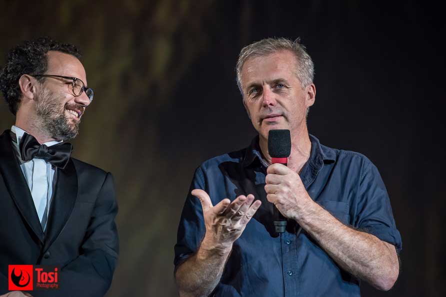 Bruno Dumont a Locarno ini Piazza Grande con Carlo Chatrian © Tosi Photography Bruno Dumont a Locarno 2018 sul palco di Piazza Grande con Carlo Chatrian - Ph: Tosi PHotography