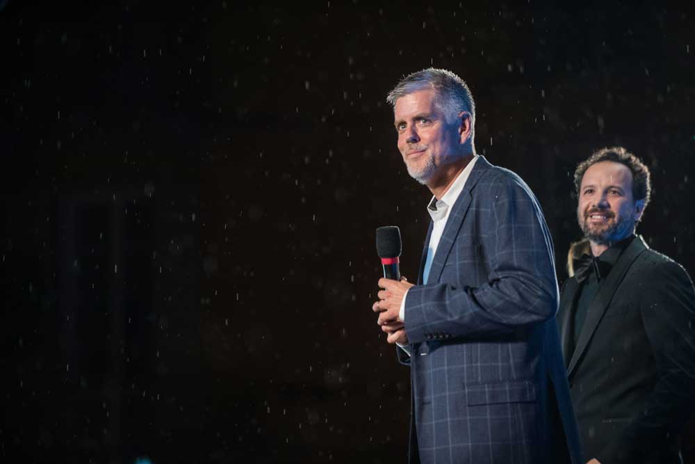 Kyle Cooper con Carlo Chatrian sul palco in Piazza Grande © Locarno Festival/ Samuel Golay Kyle Cooper con Carlo Chatrian sul palco in Piazza Grande - Photo:: Locarno Festival/ Samuel Golay
