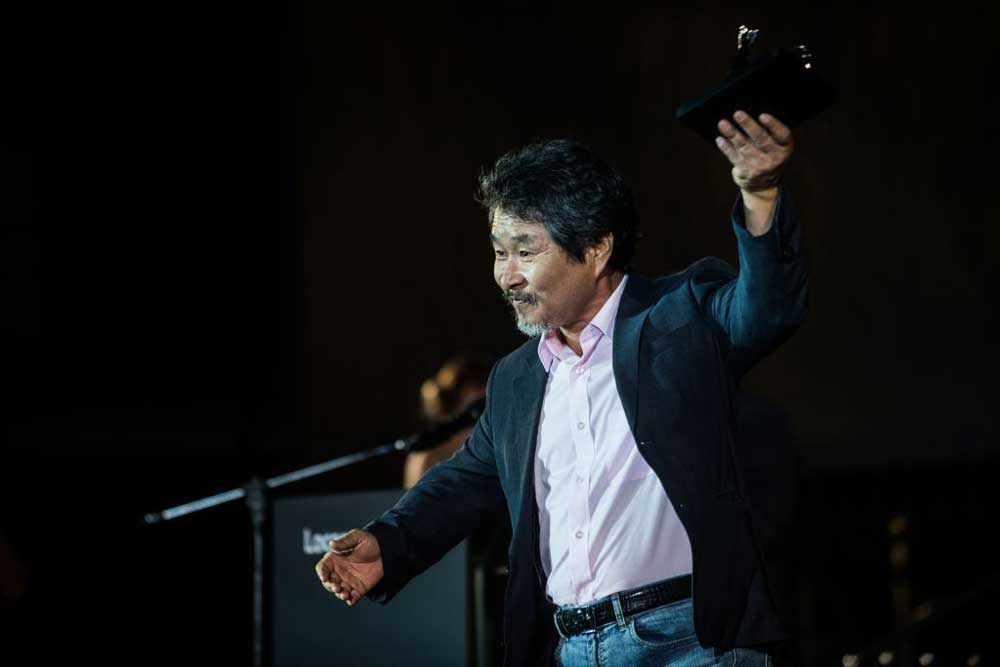 i vincitori di Locarno 2018: Pardo per la miglior interpretazione maschile a KI Joobong per GANGBYUN HOTEL - Photo: Locarno Festival/ Samuel Galay vincitori del locarno festival 2018 miglior attore KI Joobong per GANGBYUN HOTEL - Photo Locarno Festival Samuel Galay