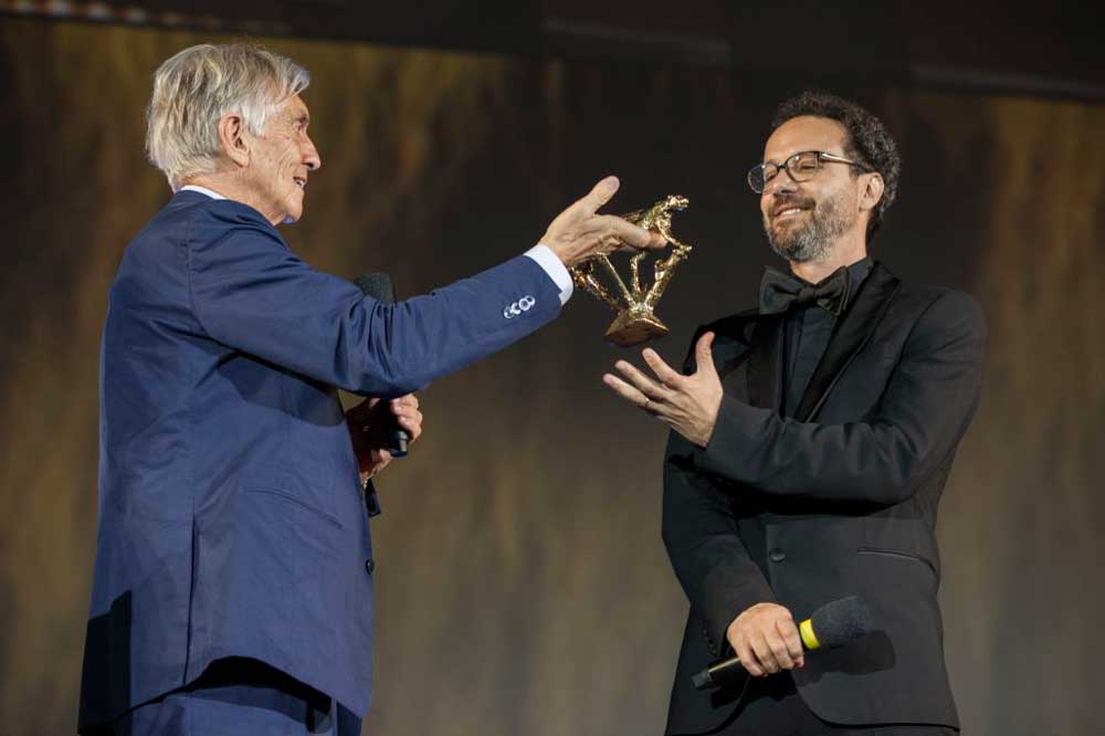 Marco Solari consegna il Pardo a Carlo Chatrian - Photo: Locarno Festival/ Marco Abram Marco Solari consegna il Pardo a Carlo Chatrian - Photo: Locarno Festival Marco Abram