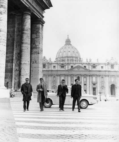 Monica Pidgeon, St Peter’s Square, Gelatine silver print, 1961, Monica Pidgeon / RIBA Collections mostra Eternal City - Monica Pidgeon, St Peter’s Square, 1961